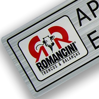 ETIQUETAS ADESIVAS EM POLIÉSTER